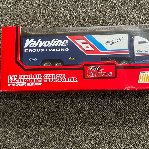 1994 Valvoline Racing Champions NASCAR
Cab Racing Team Transporter - Picture 3 of 8